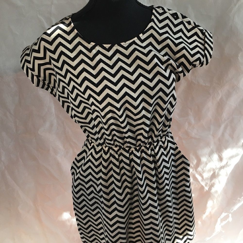 Tan black chevron pattern size Medium easy care
